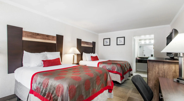 Четырёхместный номер Standard Days Inn by Wyndham Wilmington Brandywine
