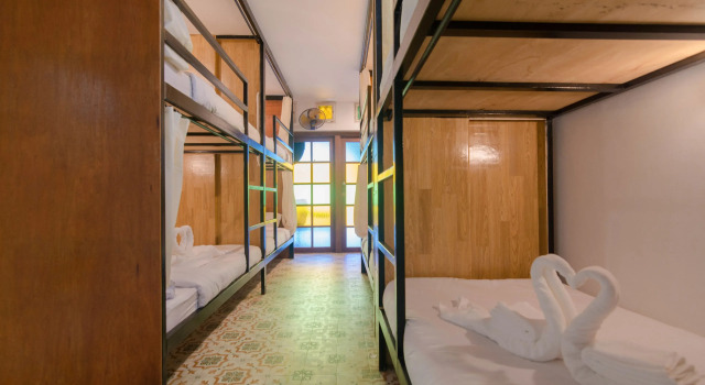 Кровать в общем номере (мужской номер) C207 Rooftop Pool & King Bed, Walk to Surin Beach