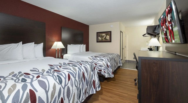 Четырёхместный номер Superior Red Roof Inn Freehold