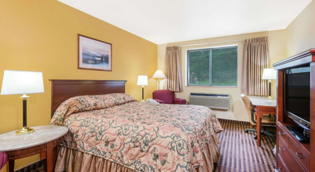 Двухместный номер Standard Super 8 by Wyndham La Vale/Cumberland Area