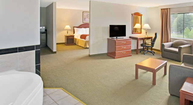 Двухместный студия люкс Days Inn & Suites by Wyndham Laurel Near Fort Meade