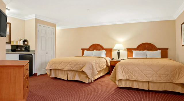 Четырёхместный номер Standard Days Inn by Wyndham Carlsbad