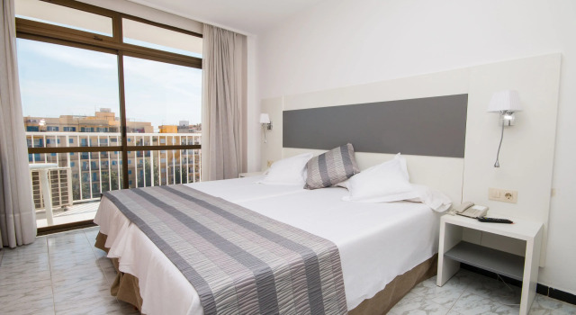 Трёхместный номер Superior Hotel Amic Miraflores