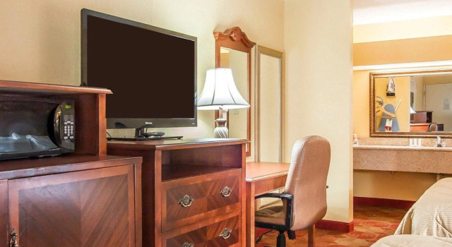 Четырёхместный номер Standard Clarion Inn & Suites University Center