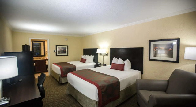 Четырёхместный номер Standard Ramada by Wyndham Jacksonville Hotel & Conference Center