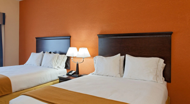 Четырёхместный номер Standard Holiday Inn Express Hotel & Suites Talladega by IHG