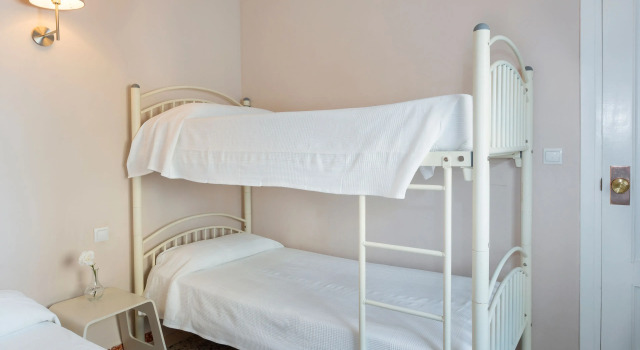Кровать в общем номере Málaga Inn