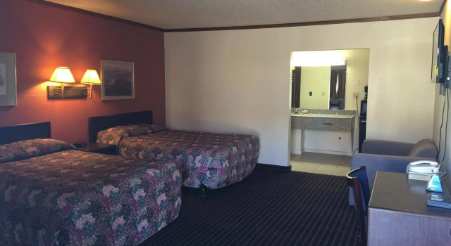 Четырёхместный номер Standard Budget Inn Lafonda Motel