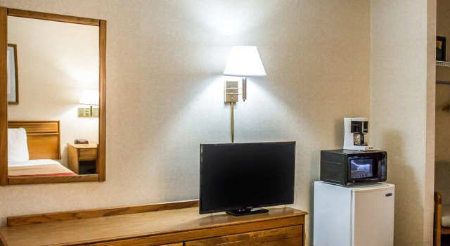Четырёхместный номер Standard Econo Lodge Traverse City South
