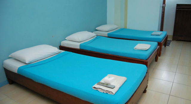 Кровать в общем номере Circon Businessman's Inn