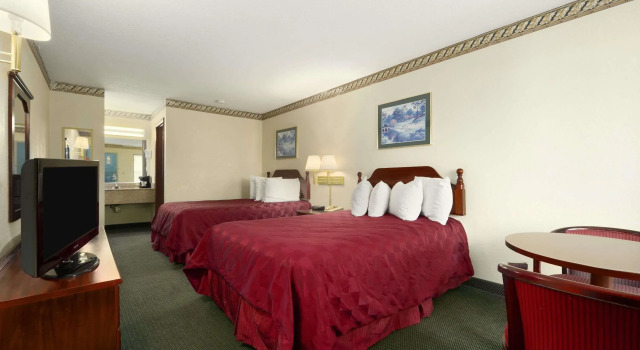 Четырёхместный люкс Days Inn by Wyndham Augusta Fort Eisenhower