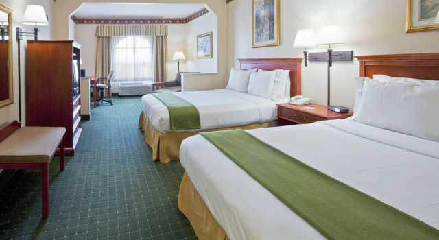 Четырёхместный номер Standard Holiday Inn Express & Suites Orlando International Airport by IHG