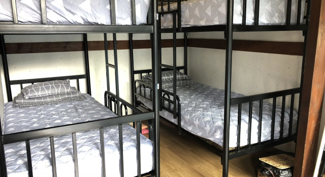 Seng i sovesal med udsigt over poolen The Hanok & Spa