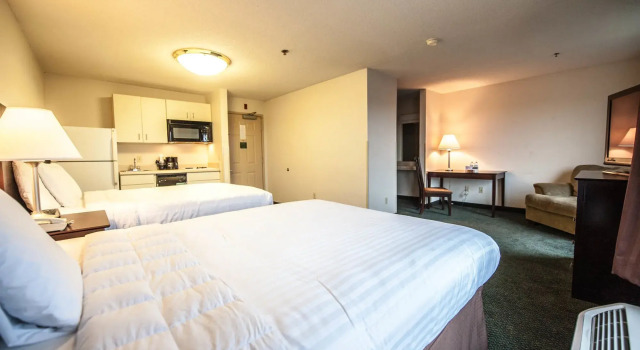 Четырёхместный номер Standard Greystone Inn & Suites