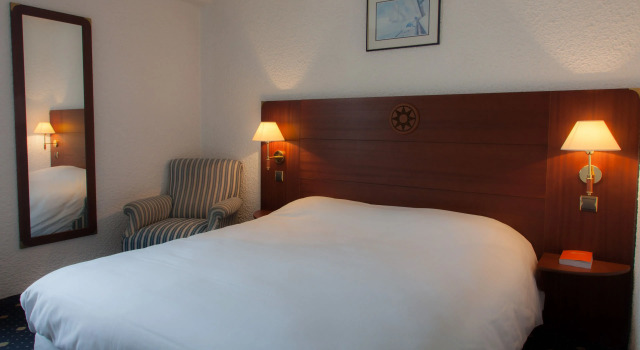 Номер Standard с видом на бассейн Hôtel Le Yachtman, The Originals Collection