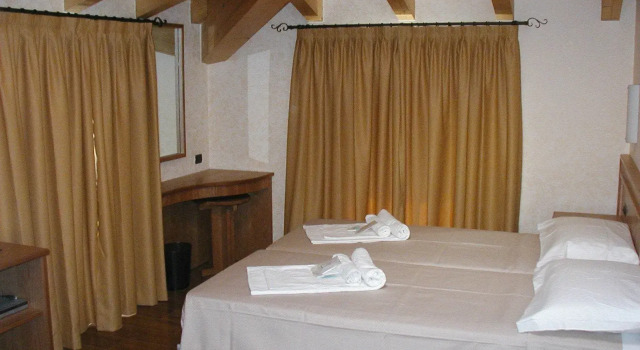Четырёхместный семейный номер Standard с балконом и с видом на озеро Azzano Holidays B&B