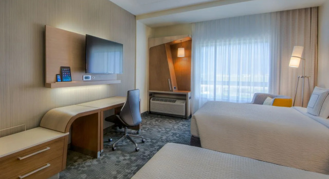Четырёхместный номер Standard Courtyard by Marriott Winnipeg Airport
