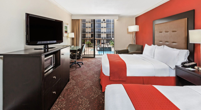 Четырёхместный номер Standard с видом на бассейн Holiday Inn Tyler - Conference Center by IHG