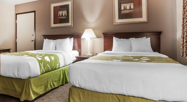 Четырёхместный номер Standard Econo Lodge Inn & Suites Des Moines Fairgrounds Area