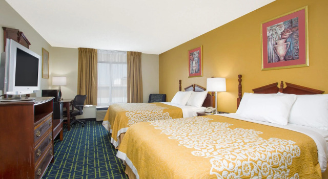 Четырёхместный номер Standard Days Inn by Wyndham Greenville