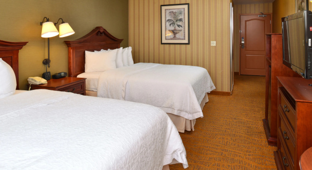 Четырёхместный номер Standard Hampton Inn & Suites - Coors Road