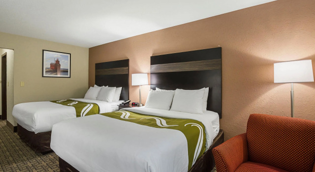 Четырёхместный номер Standard AmericInn by Wyndham Holland MI