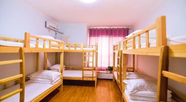 Кровать в общем номере (мужской номер) Luoyang As Home Youth Hostel