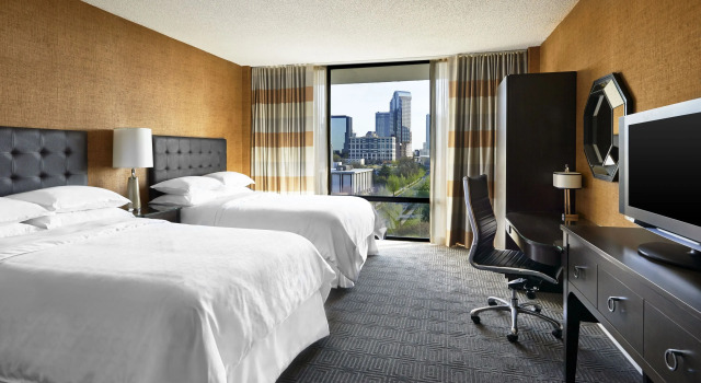 Четырёхместный номер Standard с видом на город Sheraton Charlotte Hotel