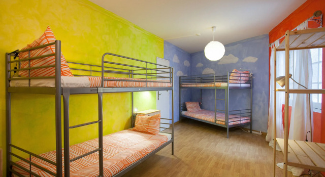 Кровать в общем номере Ericeira Surf Camp
