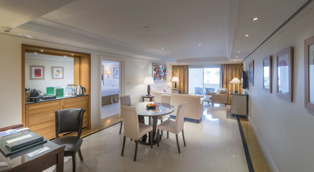 Люкс L Amphitrite Palace Beach Resort & Spa