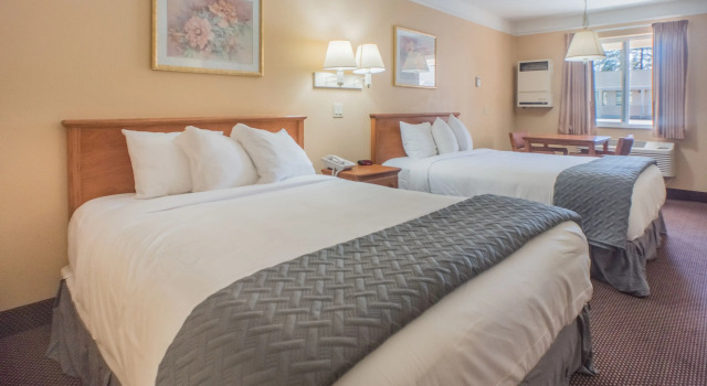Четырёхместный люкс Shasta Pines Motel & Suites