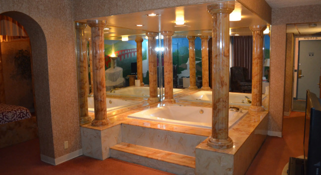 Люкс Red Carpet Inn & FantaSuite Hotel