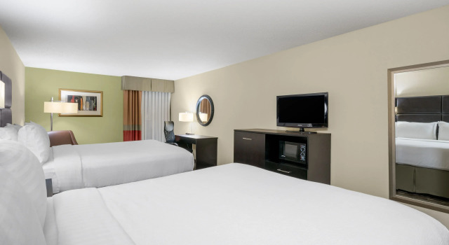 Четырёхместный номер Standard Holiday Inn Morgantown - Reading Area by IHG