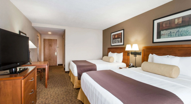 Четырёхместный номер Standard Days Inn & Suites by Wyndham Fort Pierce I-95