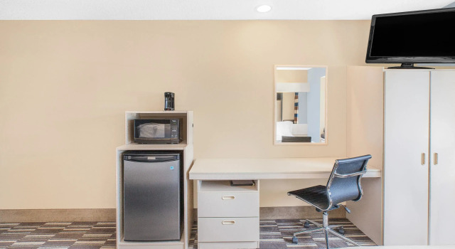 Четырёхместный номер Standard AmericInn by Wyndham Clear Lake
