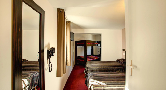 Четырёхместный номер Standard Grand Hotel Sénia - Paris Orly Airport