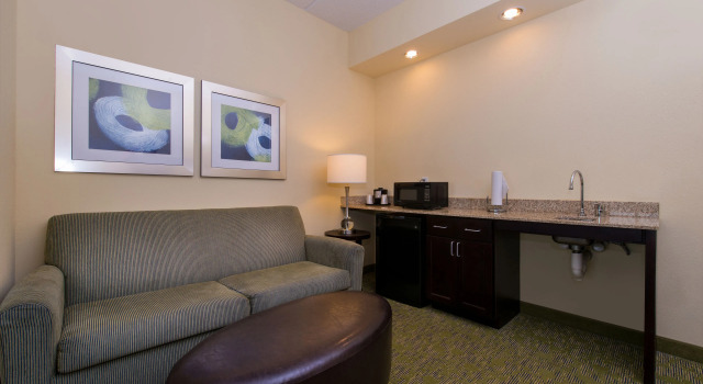 Четырёхместный люкс Holiday Inn Express and Suites Dickson City by IHG