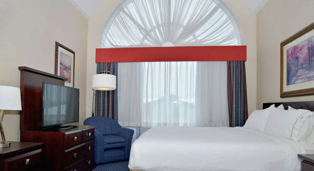 Четырёхместный номер Standard Holiday Inn Express Hotel & Suites Edson by IHG