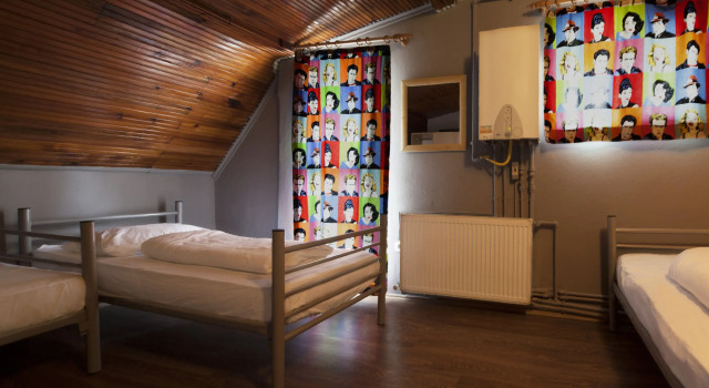 Кровать в общем номере с балконом Eastwest Guesthouse