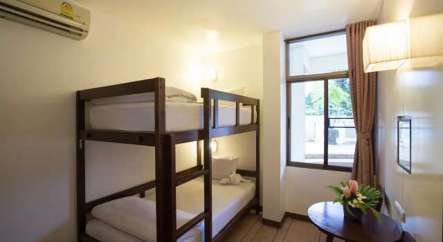 Кровать в общем номере Eco Resort Chiang Mai