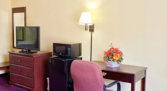 Четырёхместный номер Standard Rodeway Inn Monroe