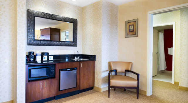 Двухместный люкс Courtyard by Marriott Mississauga-Airport Corporate Centre West