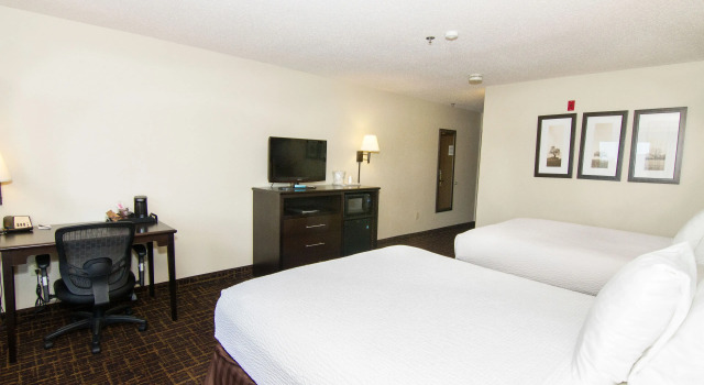 Четырёхместный номер Deluxe AmericInn by Wyndham Peoria