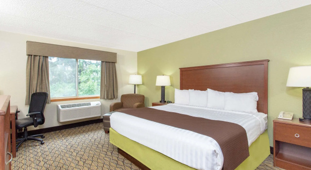 Двухместный номер Standard AmericInn by Wyndham Sheboygan