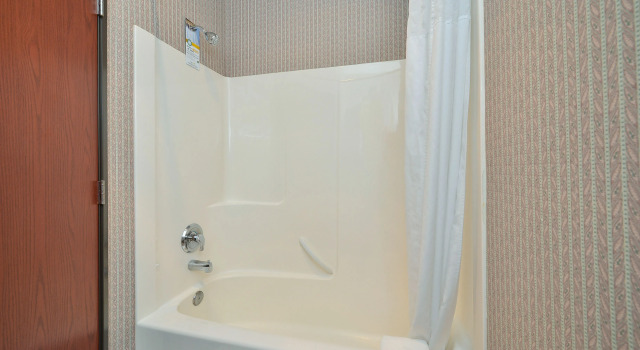 Четырёхместный номер Standard Garner Hotel Liberty Lake by IHG