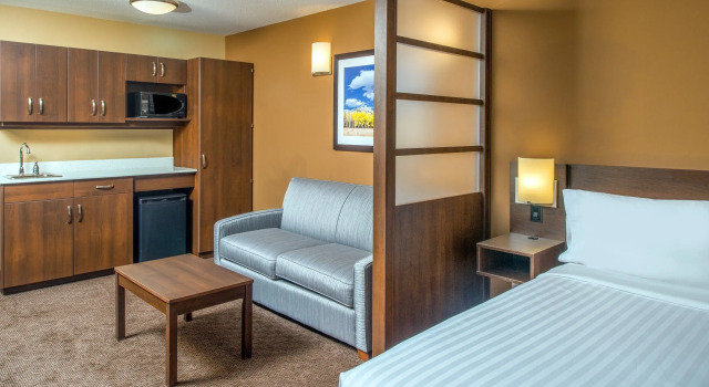 Четырёхместный люкс Microtel Inn & Suites by Wyndham Red Deer
