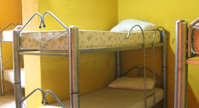 Кровать в общем номере Andamundos Hostel