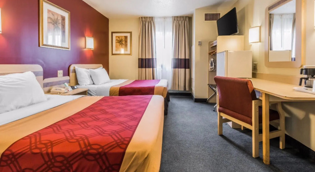 Четырёхместный номер Standard Red Roof Inn Johnstown