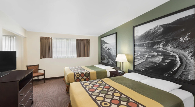 Четырёхместный номер Standard Super 8 by Wyndham Monterey