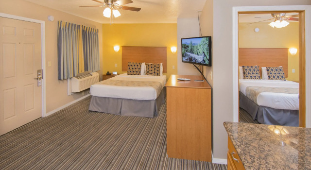 Четырёхместный люкс Nordic Inn and Suites